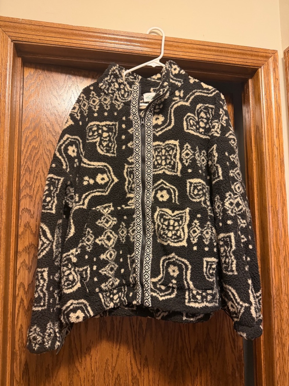 Women's Black & Cream Patterned Fleece Jacket